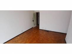 BAJ IMÓVEIS ALUGA. Tijuca. Praça Saens Pena. Rua Desembargador Izidro número 10.  Com area total de 100 m2. Sendo 63 m2 de área coberta e 37 m2 de varanda.  O apartamento divide-se em ampla sala com acesso a varanda por porta de correr em vidro blindex.  
