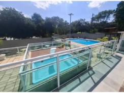 BAJ IMÓVEIS ALUGA. Jacarepaguá. Freguesia. Estrada do Gabinal, número 1130, bloco 02, apartamento 505. Com uma vaga de garagem no PARQUEAMENTO e 52 m2.  O apartamento divide-se em sala em “L” dois quartos e banheiro com box blindex. Cozinha americana com 